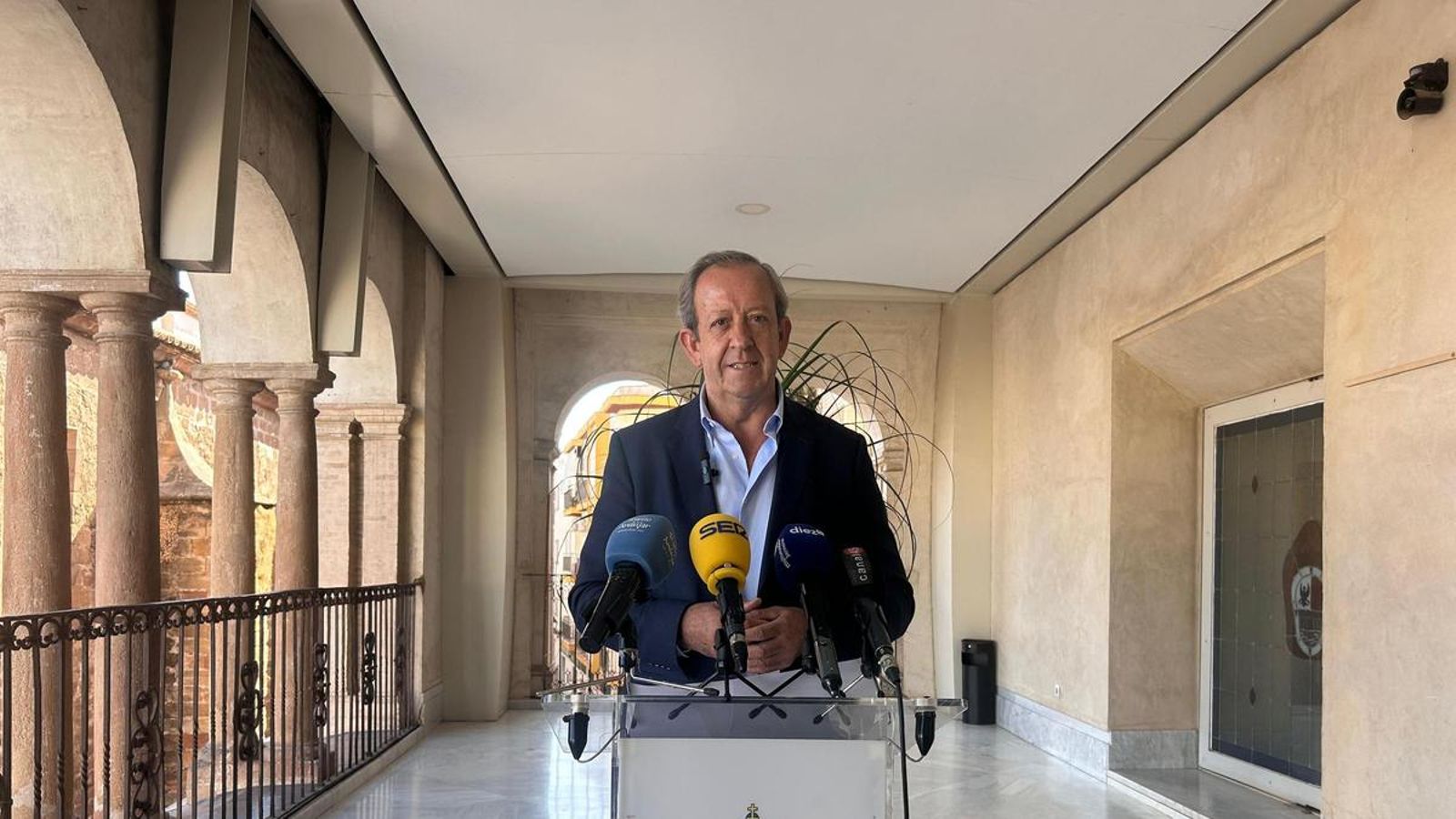 Francisco Carmona, alcalde de Andújar, durante la rueda de prensa.