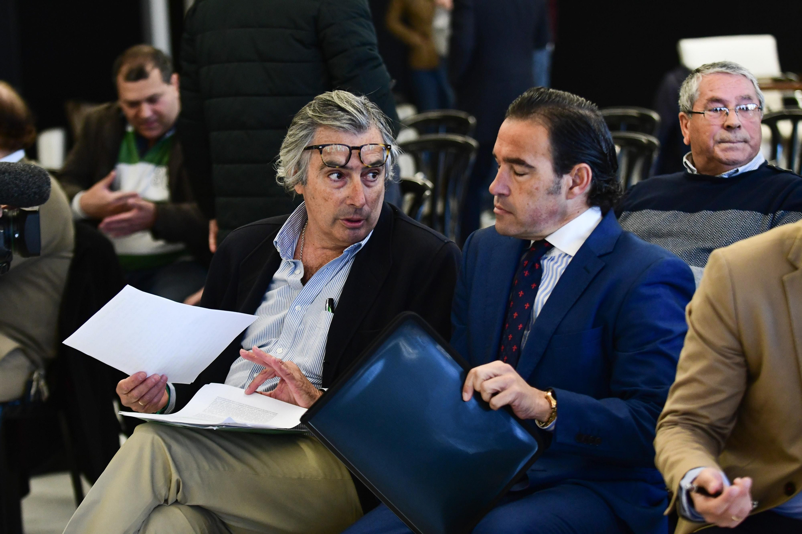 Manuel Pastor, a la izquierda, durante la junta general de accionistas del Córdoba CF. Manuel Pastor, a la izquierda, durante la junta general de accionistas del Córdoba CF.