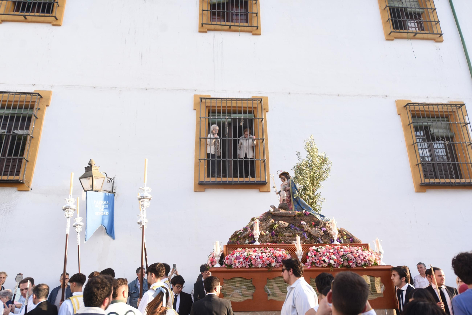 La procesión del colegio Divina Pastora de Córdoba con su Virgen, en imágenes