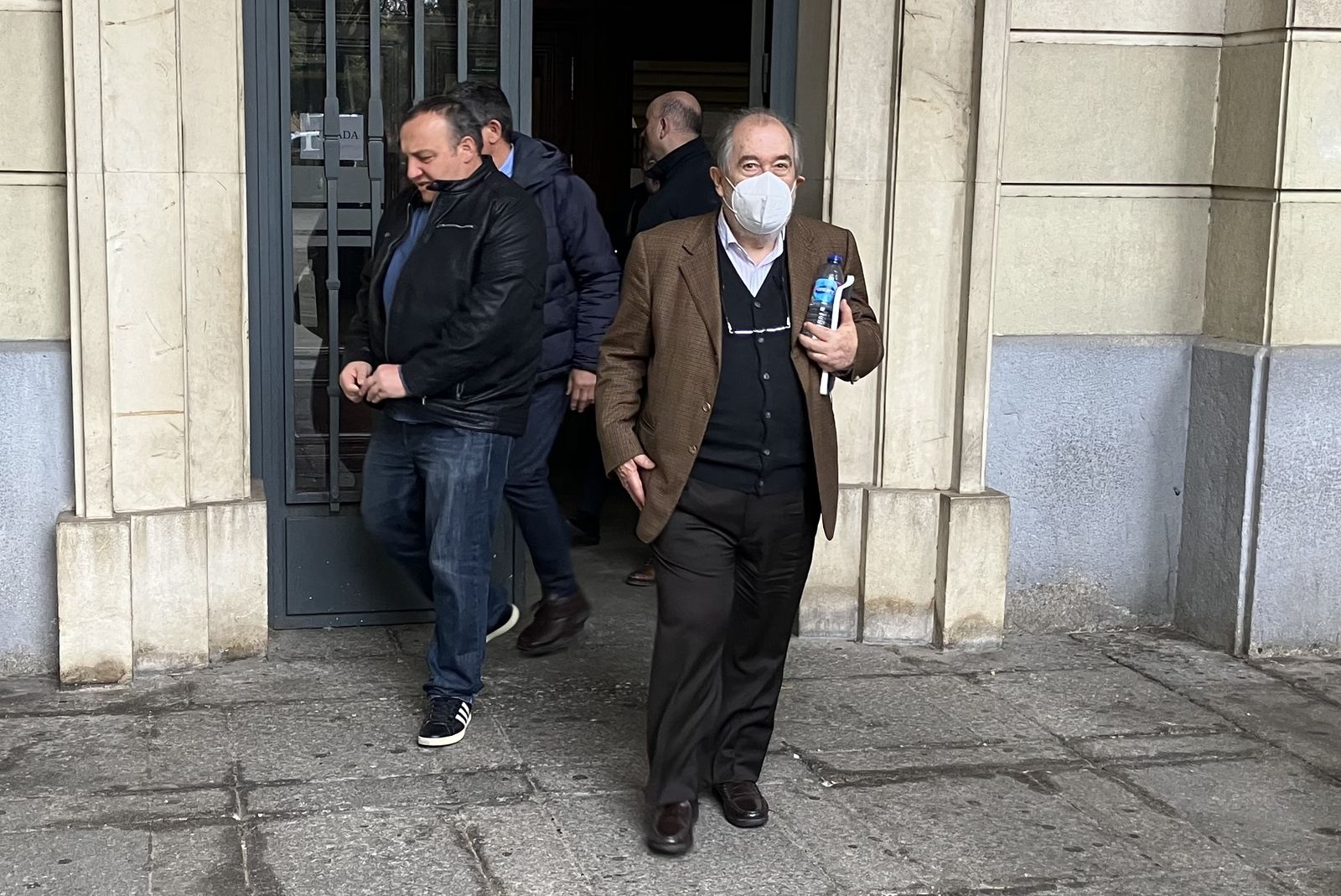 Carlos Estévez (con mascarilla), este lunes en la Audiencia de Sevilla tras la suspensión del juicio.