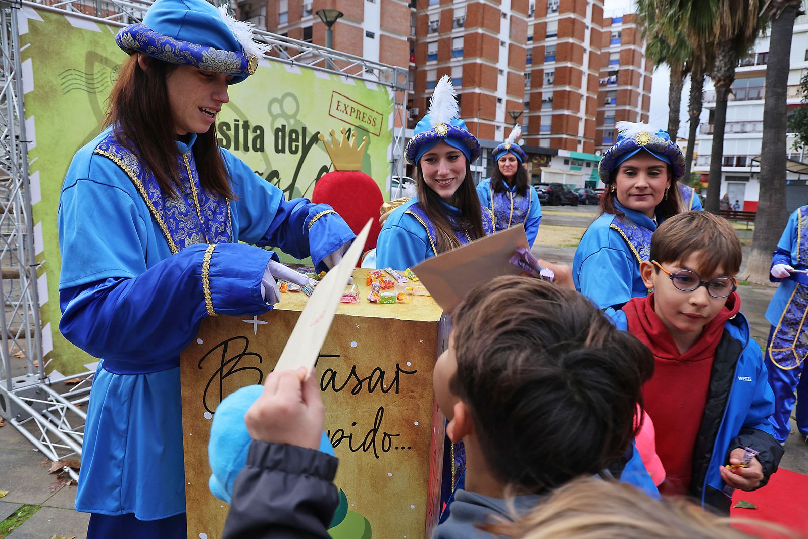 Los Pajes Reales recogen las cartas de los más pequeños en la Plaza Houston