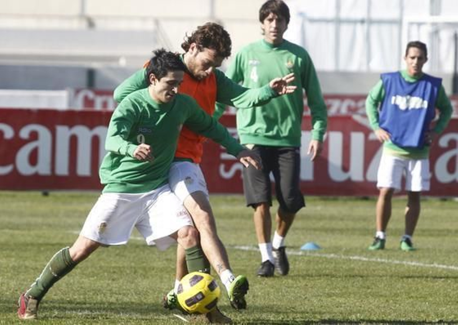 El Betis se ejercita tras la goleada del Campo Nou. / Antonio Pizarro