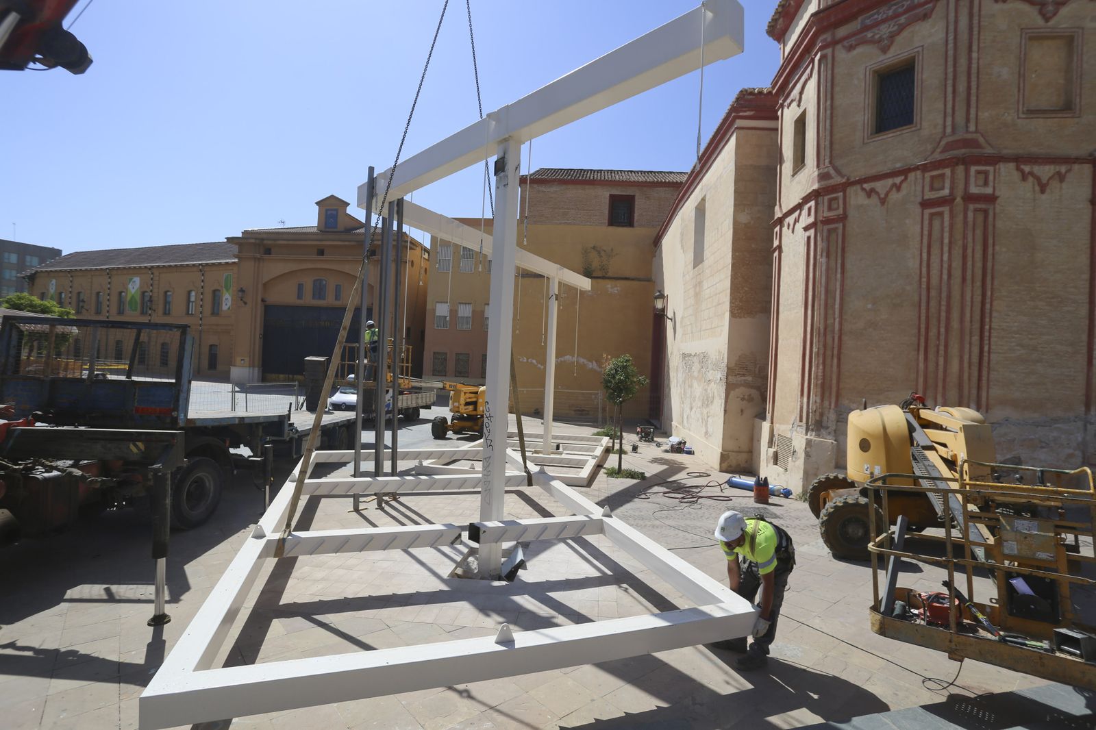 La retirada de la polémica pérgola de Santo Domingo, en fotos