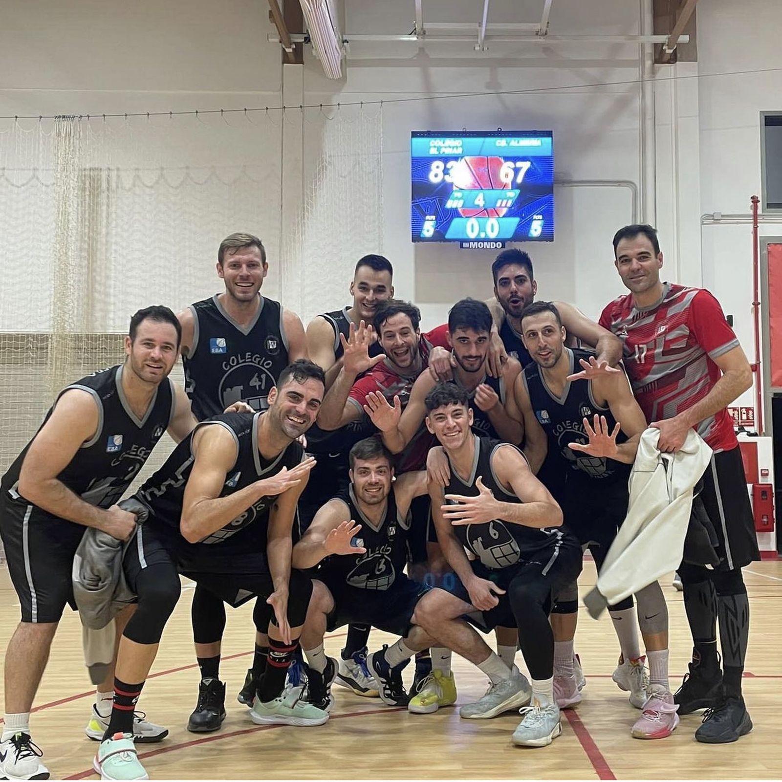 El Colegio El Pinar celebra una victoria.