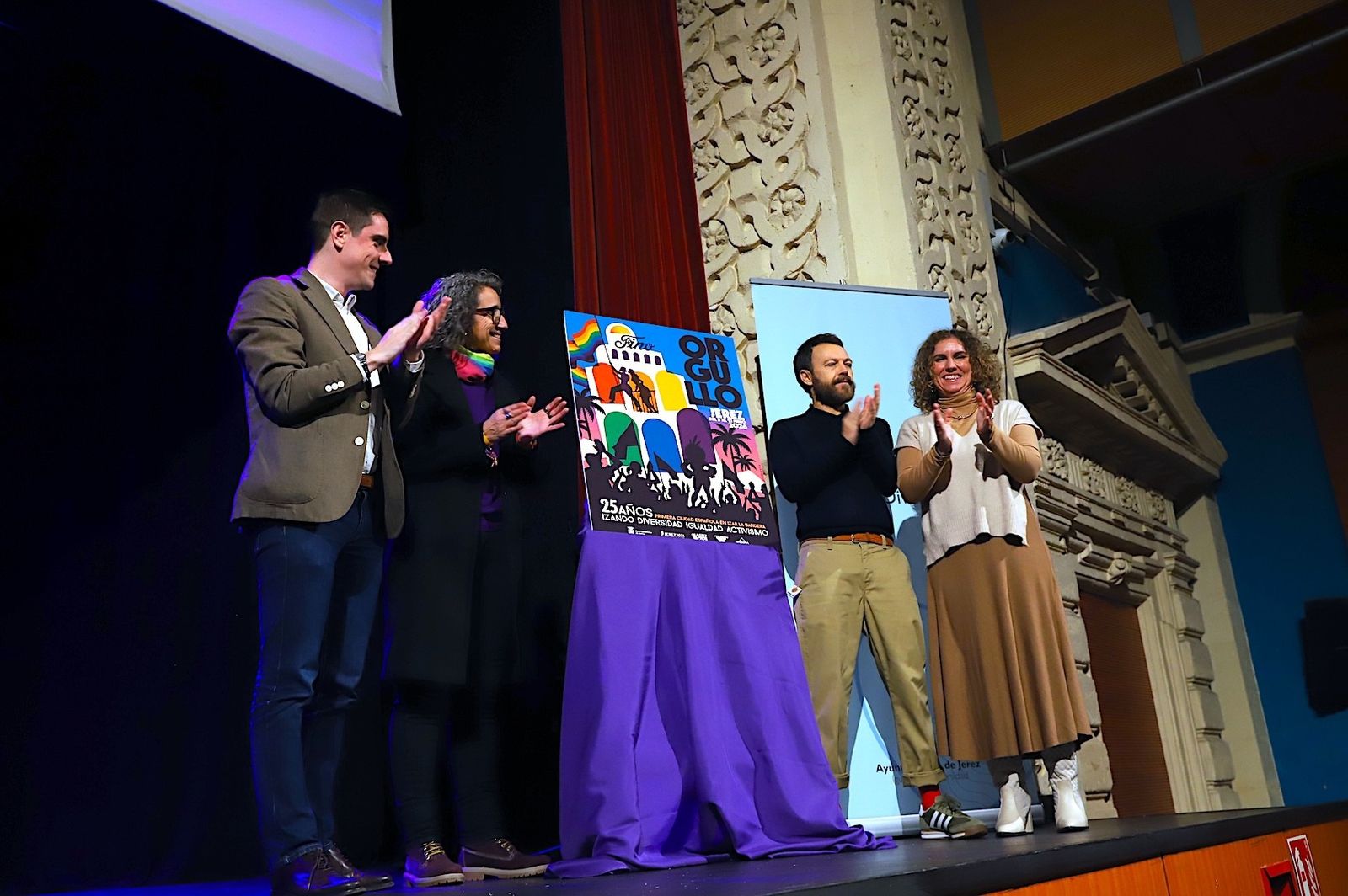 Los tenientes de alcaldesa Jaime Espinar y Susana Sánchez, la presidenta de Jerelesgay, Susana Domínguez, y el diseñador Daniel Diosdado