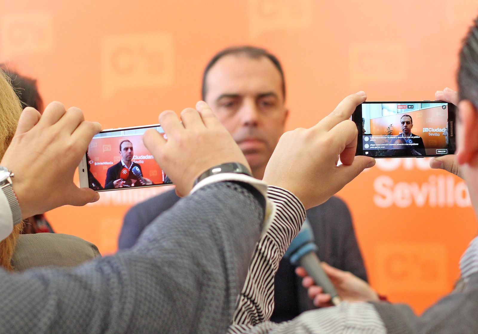 Millan comparece ante los medios.