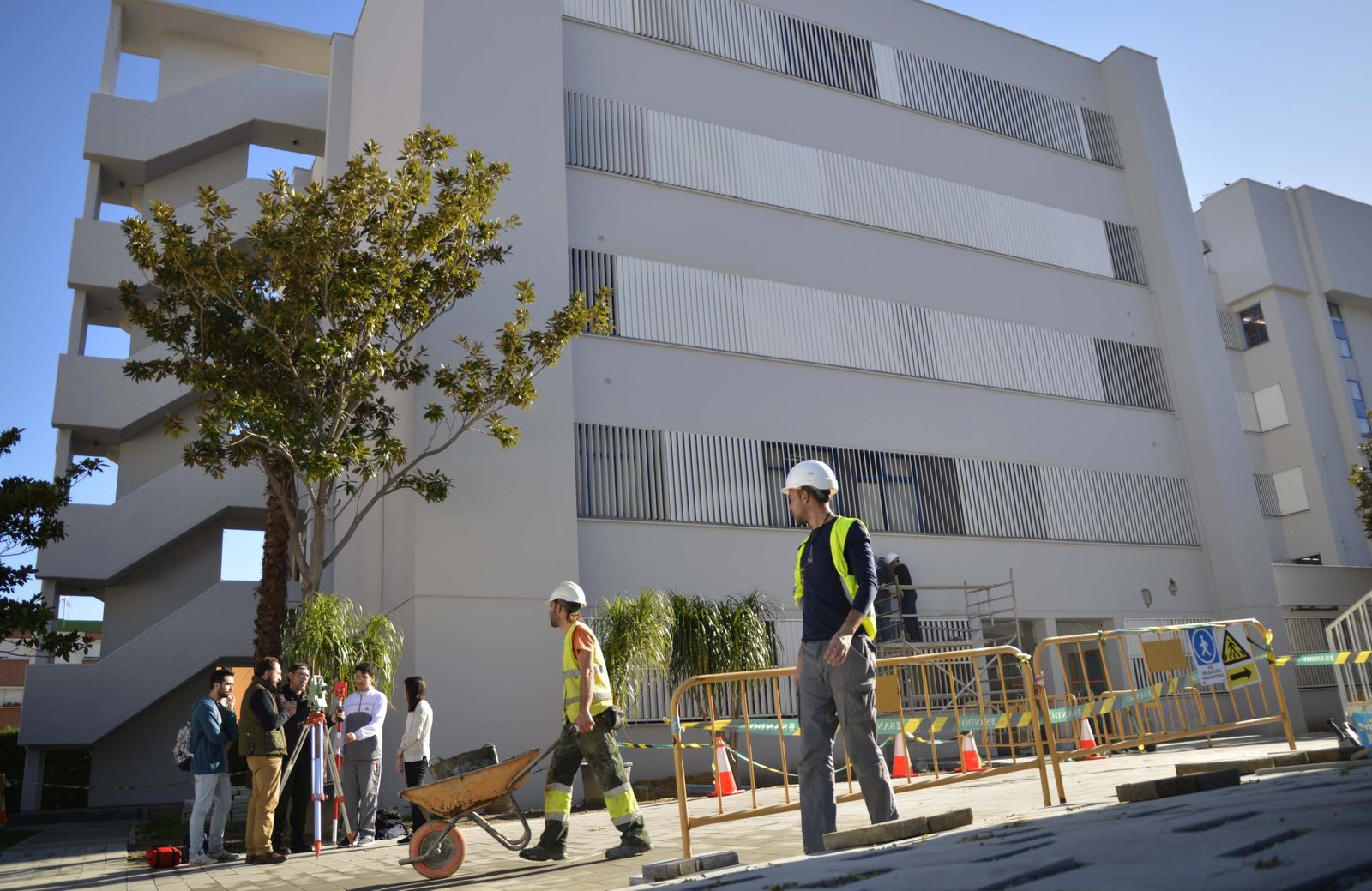 Operarios, ultimando detalles en la entrada de la Escuela Politécnica.