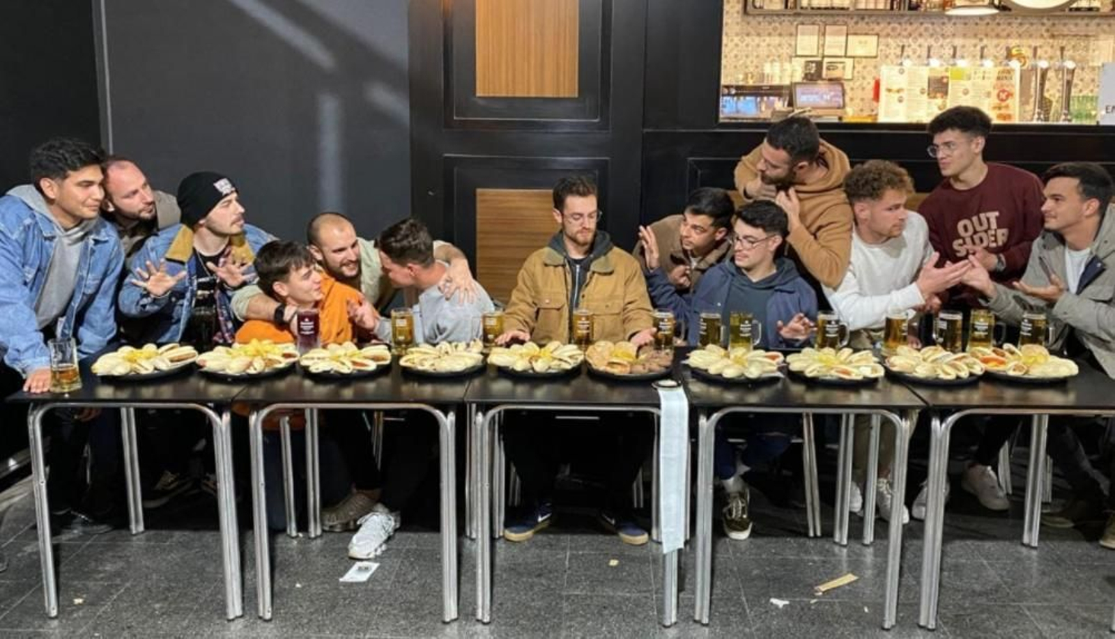 Unos malagueños recrean 'La última cena' con un centenar de montaditos