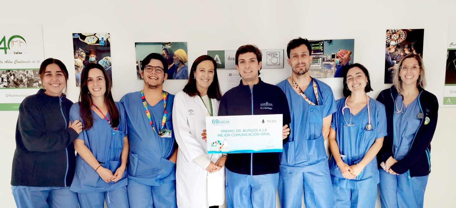Anestesistas premiados junto a la jefa de servicio de Anestesiología y Reanimación, Mercedes Echevarría, en el centro.