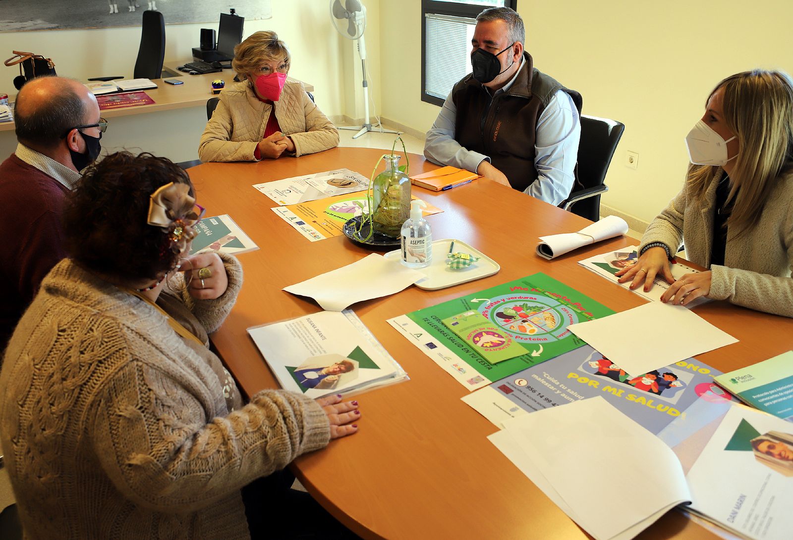 Un instante de la reunión de la delegada de Acción Social con representantes de Afanas.