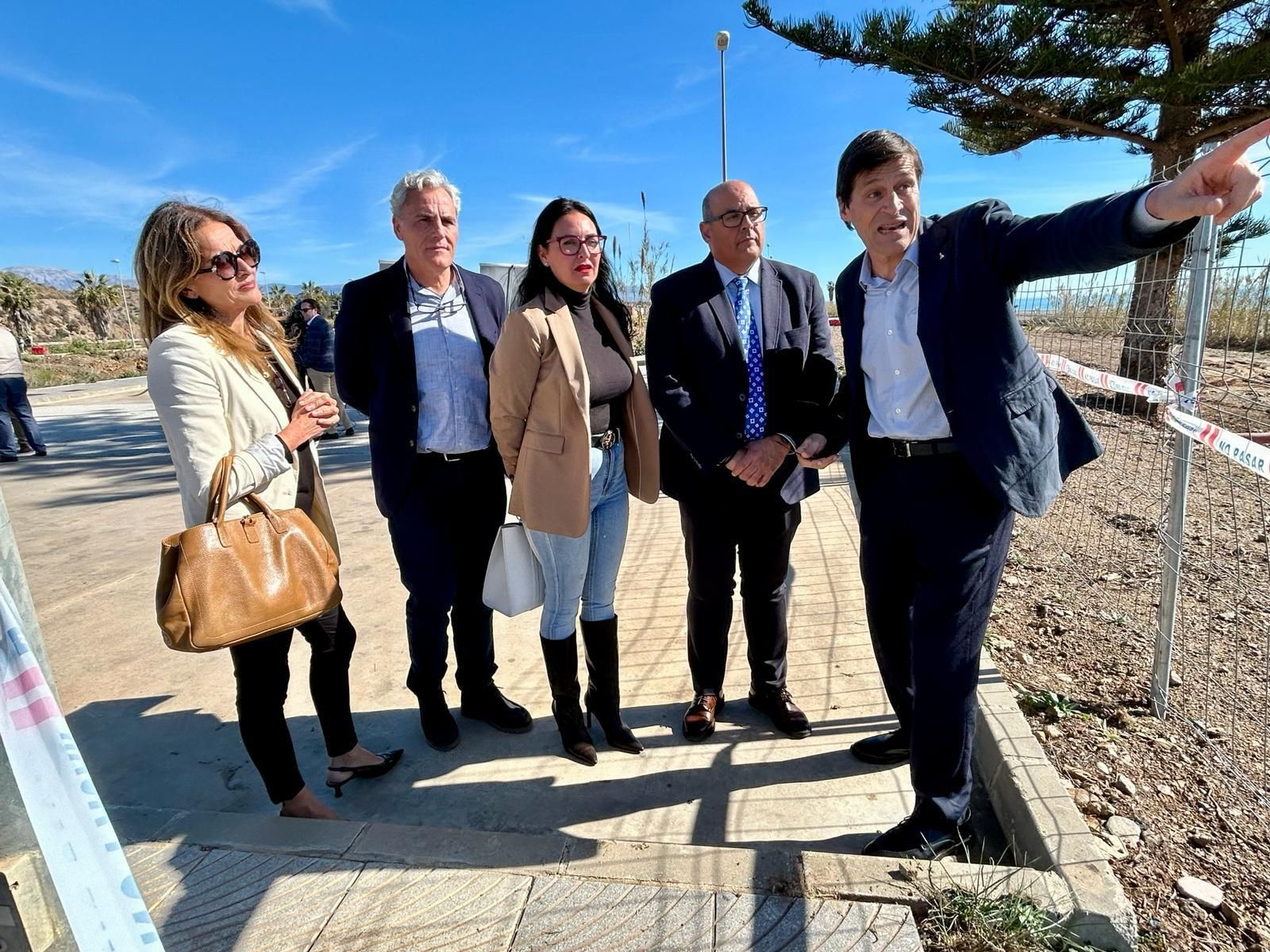 Las autoridades municipales en el inicio de las obras para la reurbanización de Benajarafe