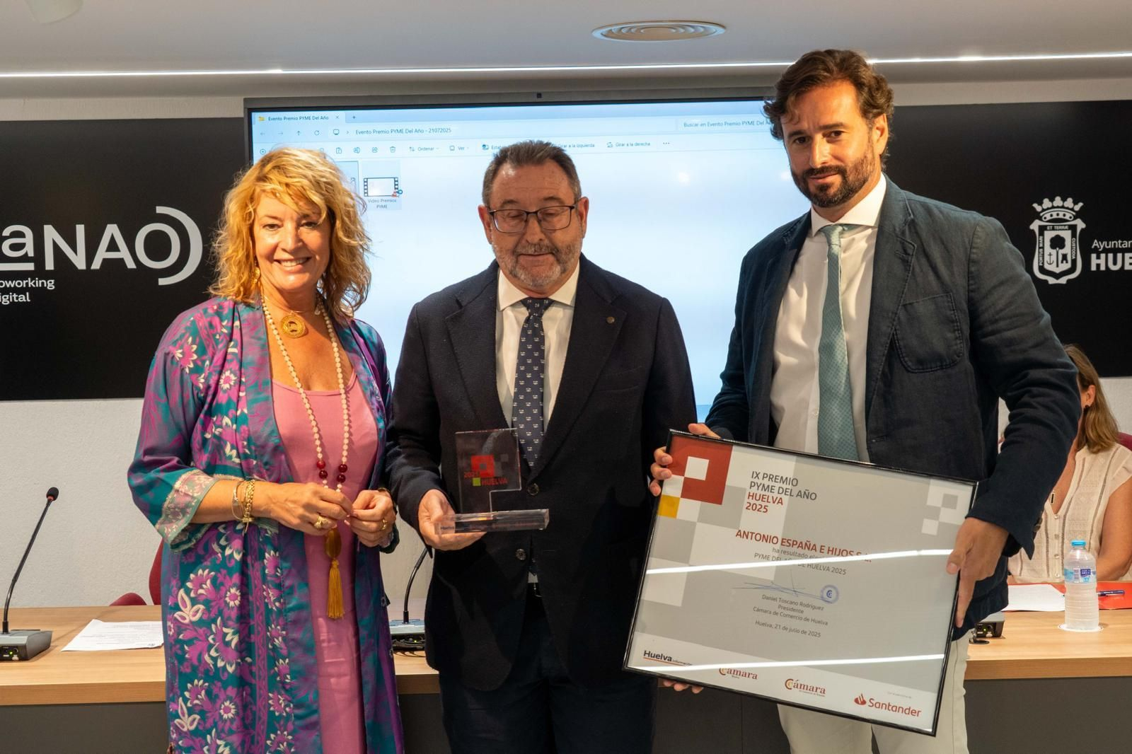 El presidente de Antonio España e Hijos S.L., junto con el presidente de la Cámara y la alcaldesa.