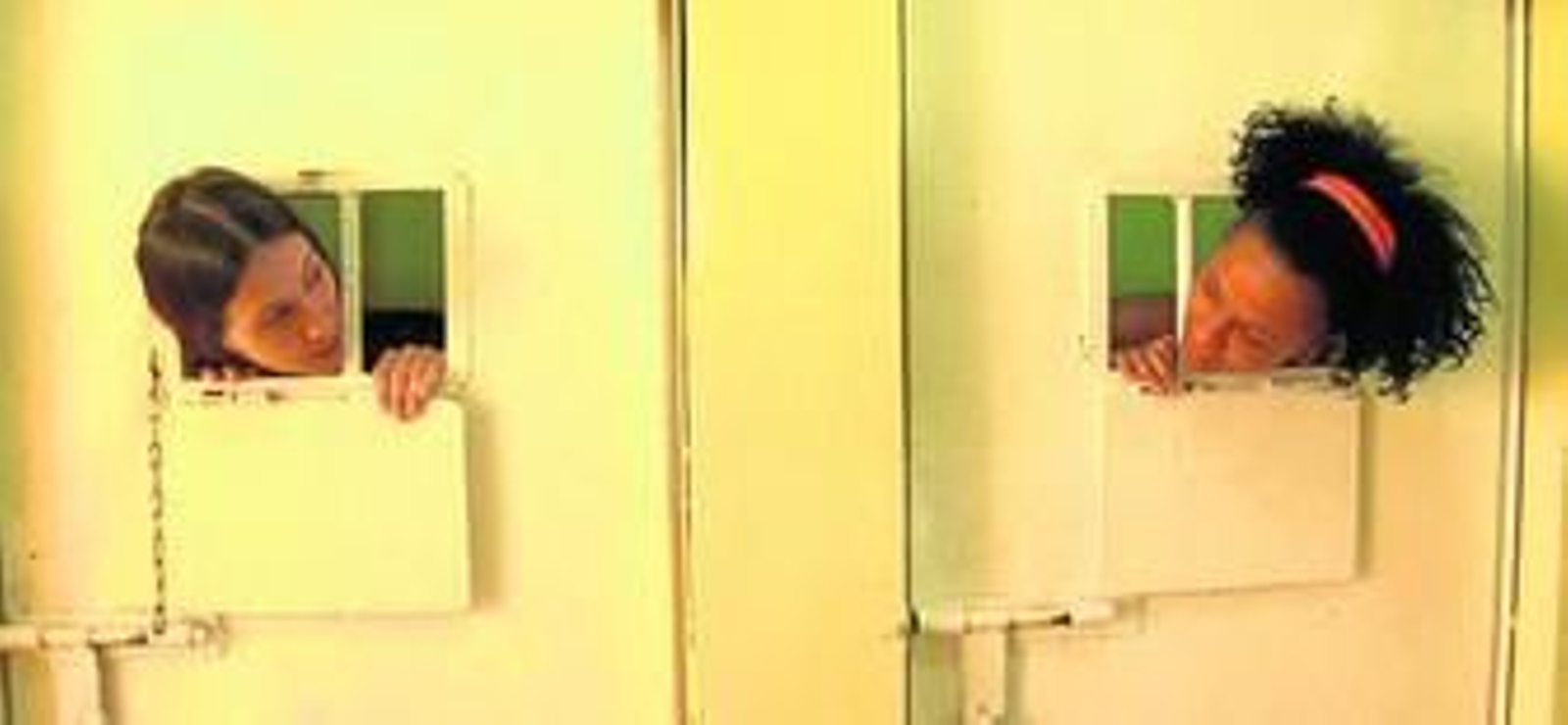 Adela habla con otra presa de la cárcel de mujeres Najayo, en República Dominicana, donde pasó 21 días.