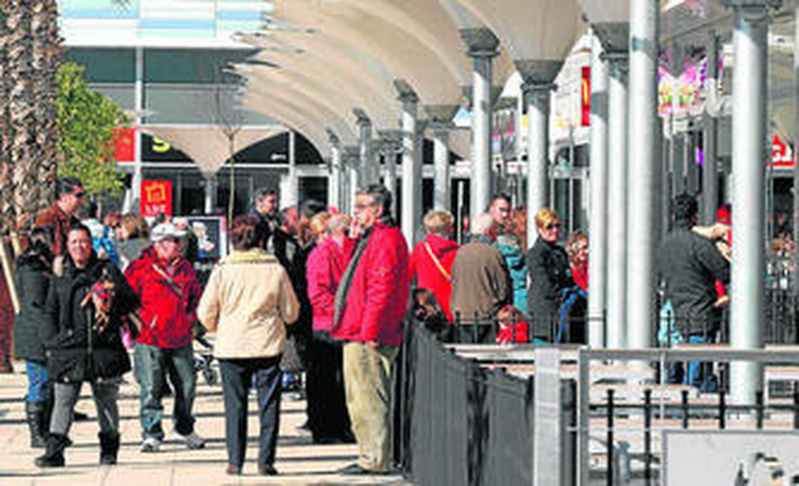 La ampliación de Luz Shopping no ha tenido el impacto esperado en la evolución del paro registrado ni en la de la contratación de noviembre.