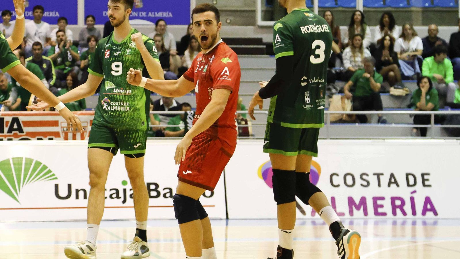 Álex Moya celebra junto a sus compañeros un punto conseguido en un partido de esta última temporada.