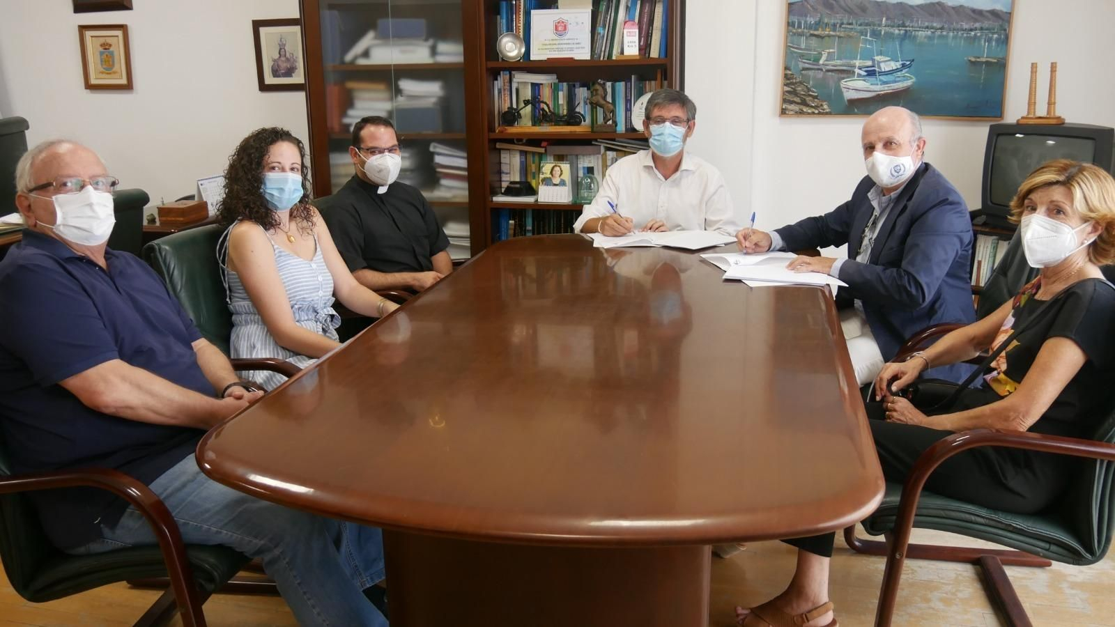 Ayuntamiento de Adra y Cáritas sellan un convenio para consolidar su respaldo a los más vulnerables