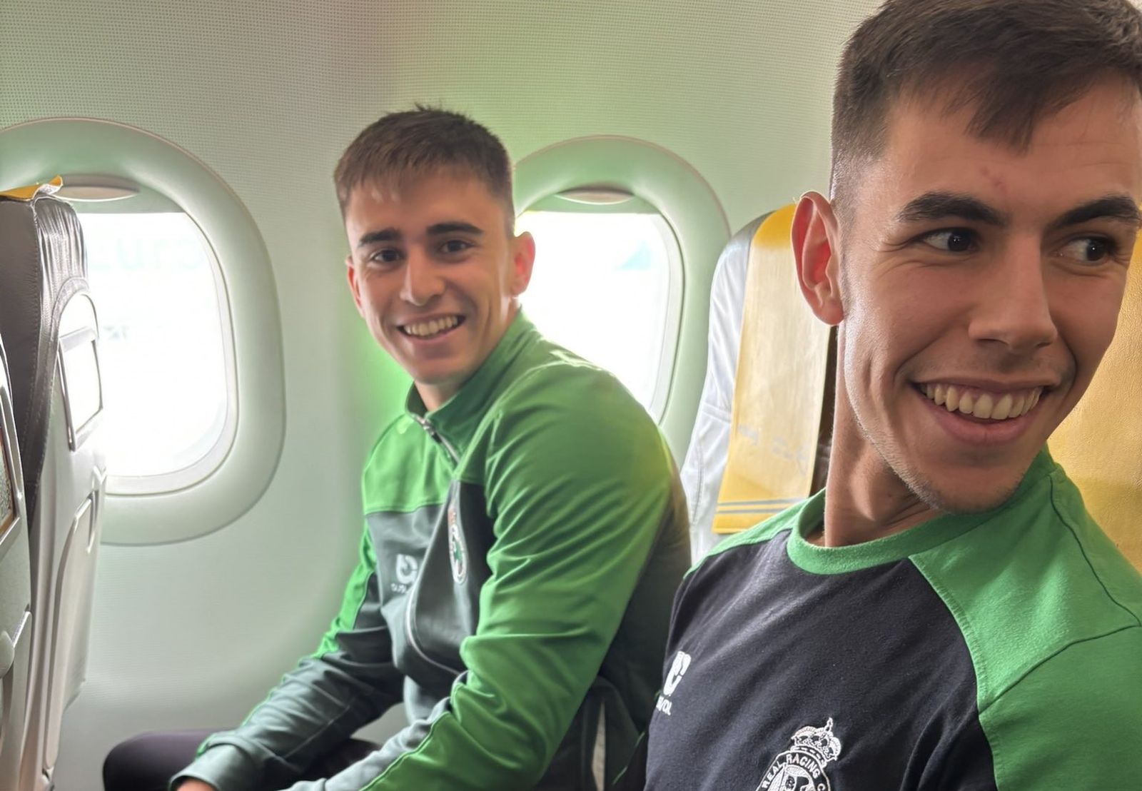 Dos jugadores del Racing durante el viaje en avión.