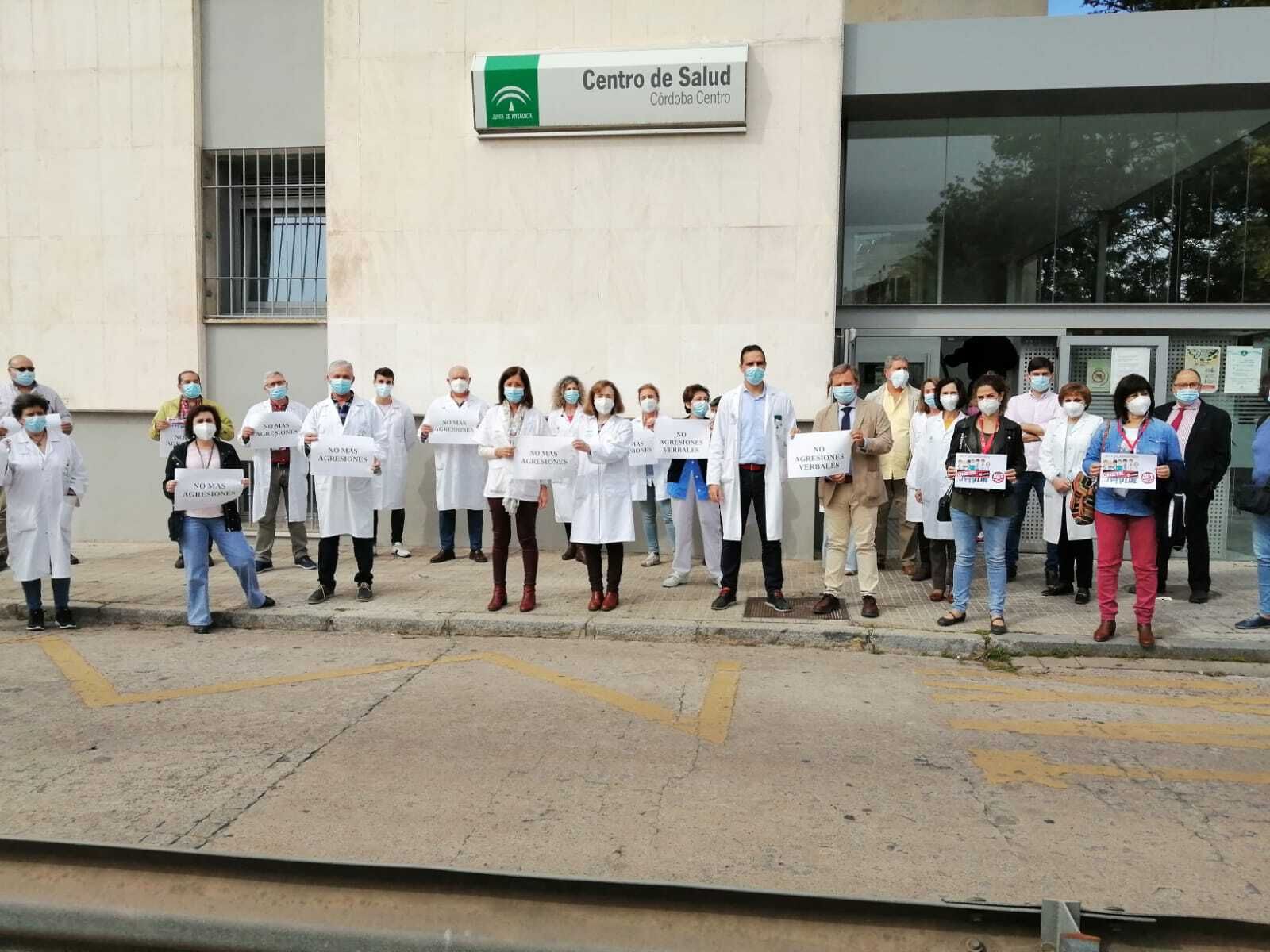 Un momento de la concentración en la puerta del centro de salud Córdoba Centro.