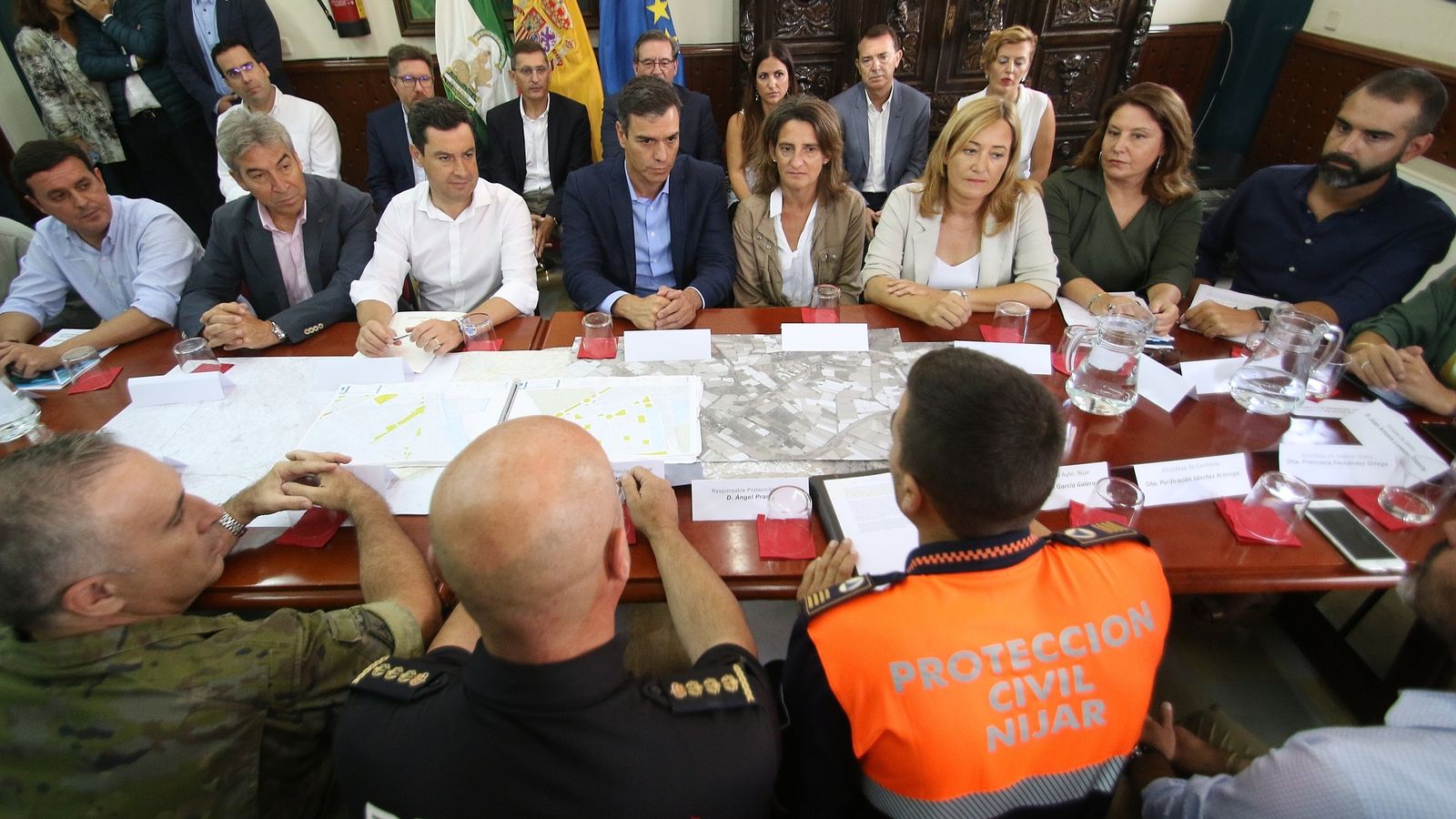 Pedro Sánchez y Juanma Moreno en el Ayuntamiento de Níjar.