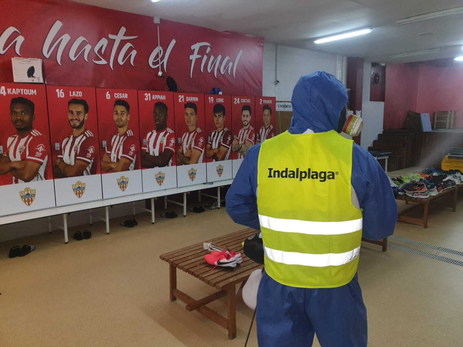 Un empleado desinfectando el vestuario rojiblanco