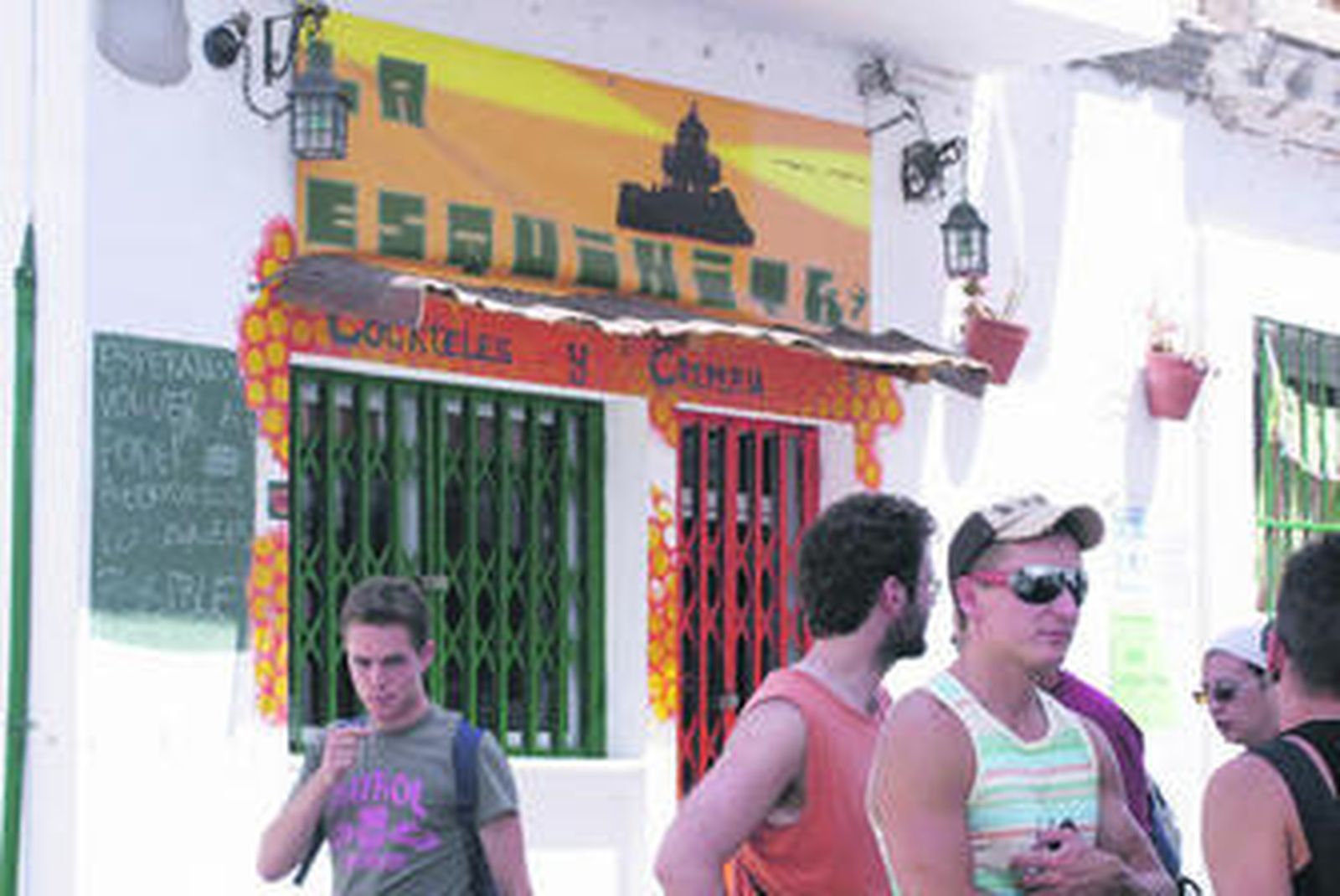 El bar de copas La Esquinita, cerrado ayer a cal y canto con un cartel a la izquierda en el que informaba de la intención de abrir lo antes posible.