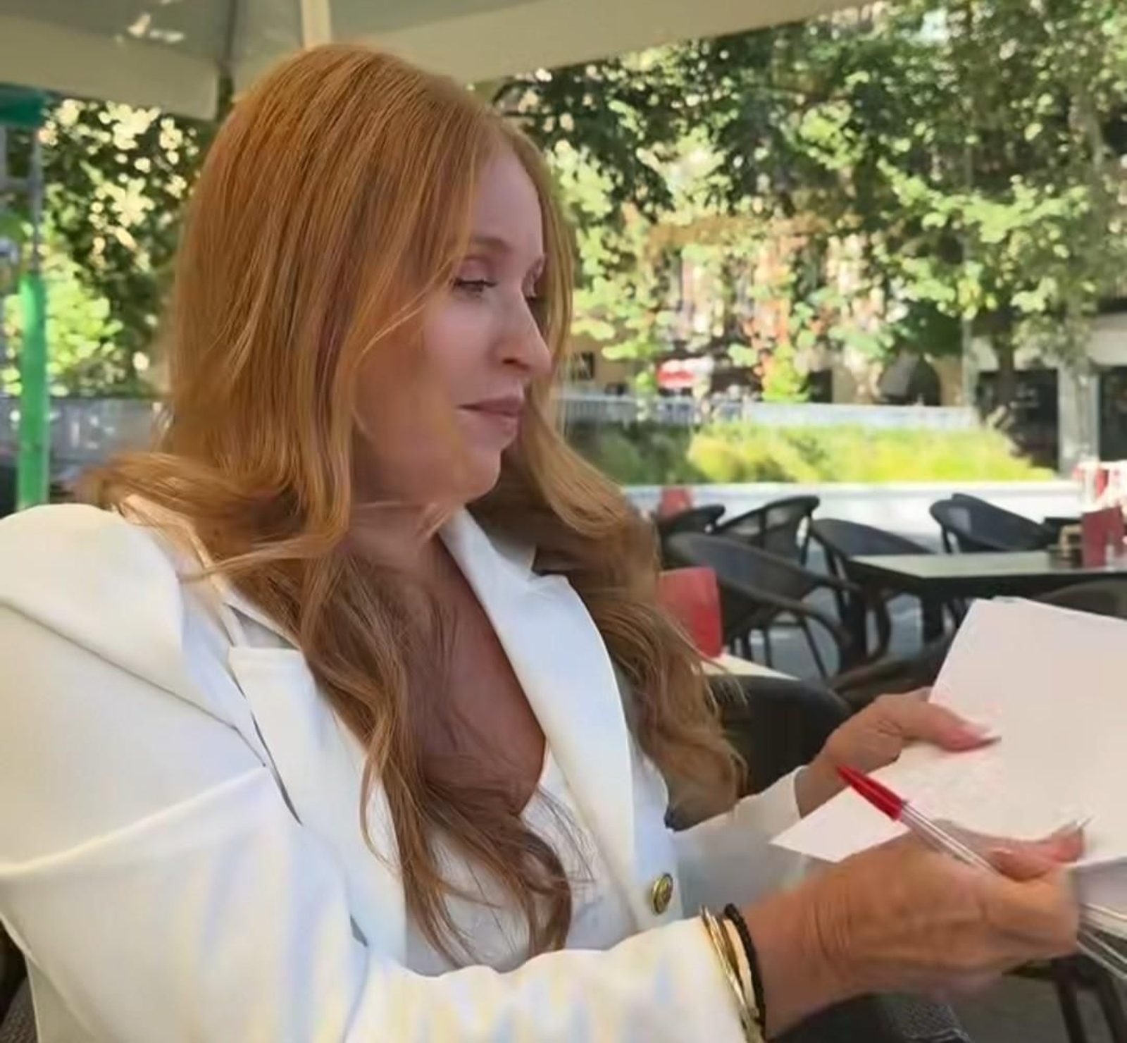 Mónica Aliaga en el vídeo de su consejo para espantar moscas