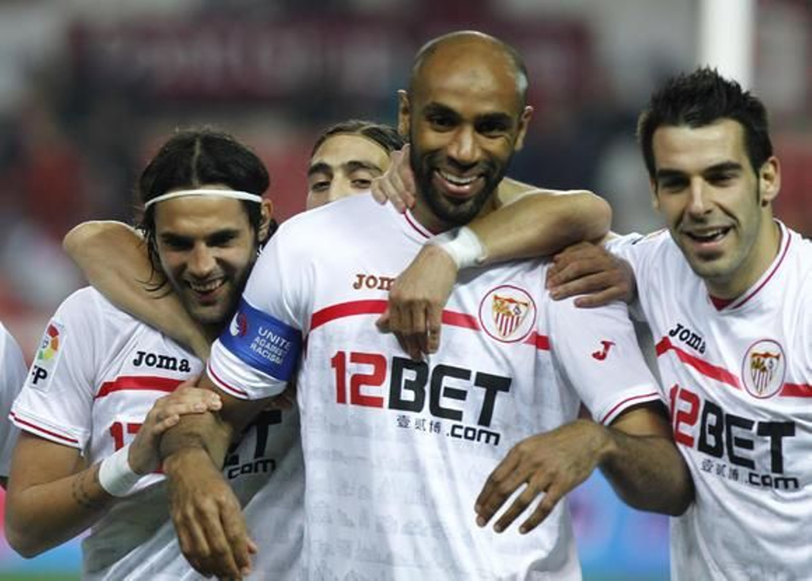 El Sevilla celebra la vuelta de Sergio Sánchez a los terrenos de juego con el pase a las semifinales de Copa del Rey ante el Villarreal (3-0). / Antonio Pizarro