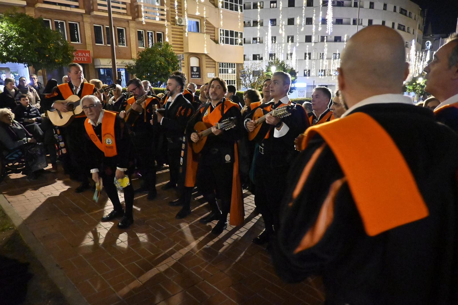 Imágenes de la tradicional tuna de empresariales tocando en el monumento de la Inmaculada