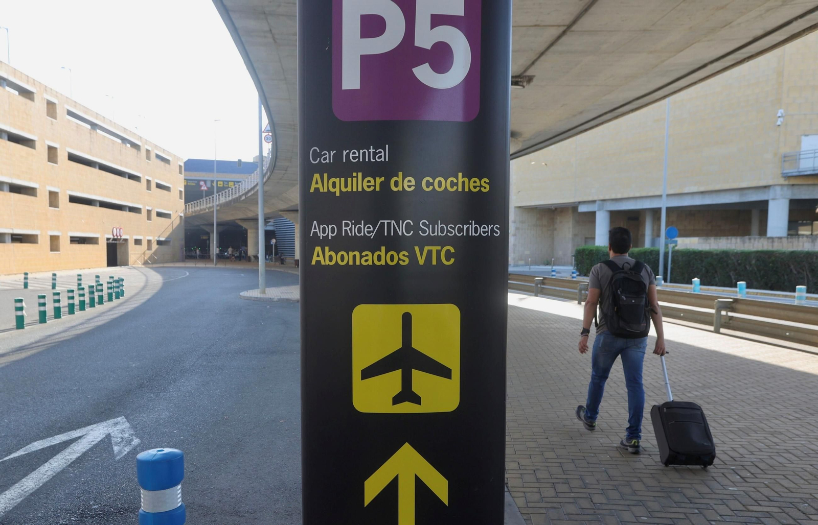 Un pasajero se dirige al aparcamiento del aeropuerto de Sevilla. Un pasajero se dirige al aparcamiento del aeropuerto de Sevilla.