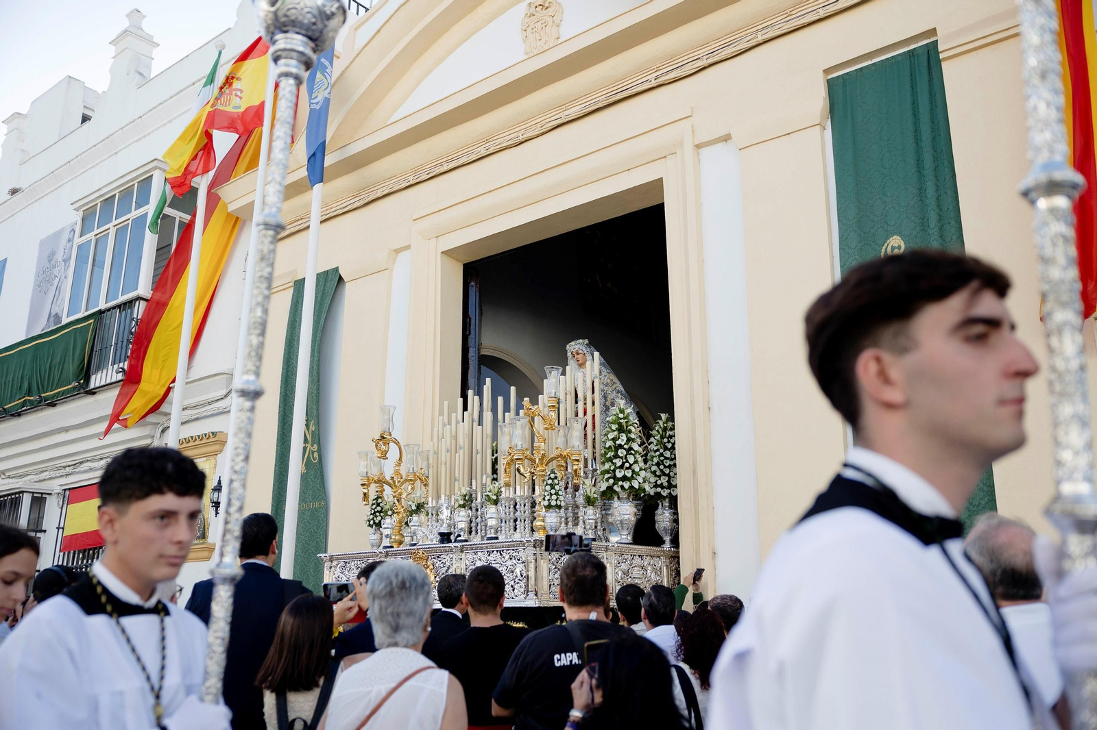 La Virgen de la Esperanza, camino de su coronación en el Panteón en San Fernando
