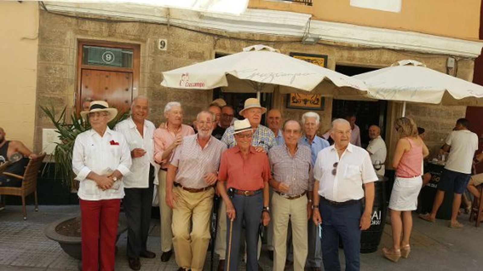 Francisco Pérez, Manuel Fernández, Miguel Nuche, Félix Fernández, Juan Manuel Pardo, Jorge Gallardo, Fernando Carrasco, Jan de Clerck, Alberto García de Luján, Ángel Ruiz, Rafael García y José Bohórquez, en La Cepa Gallega, durante su tradicional reunión estival en Cádiz.  Foto: Ignacio Casas de Ciria