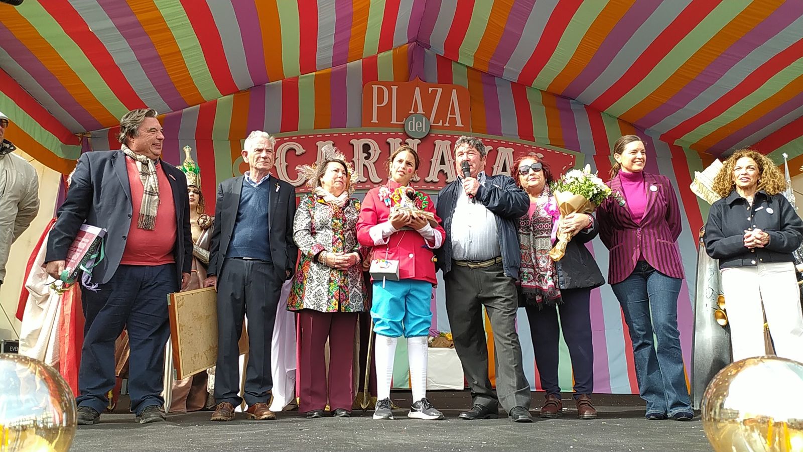 Las imágenes de la entrega del premio Pepe Requeté del Carnaval de San Fernando a Paco Lara