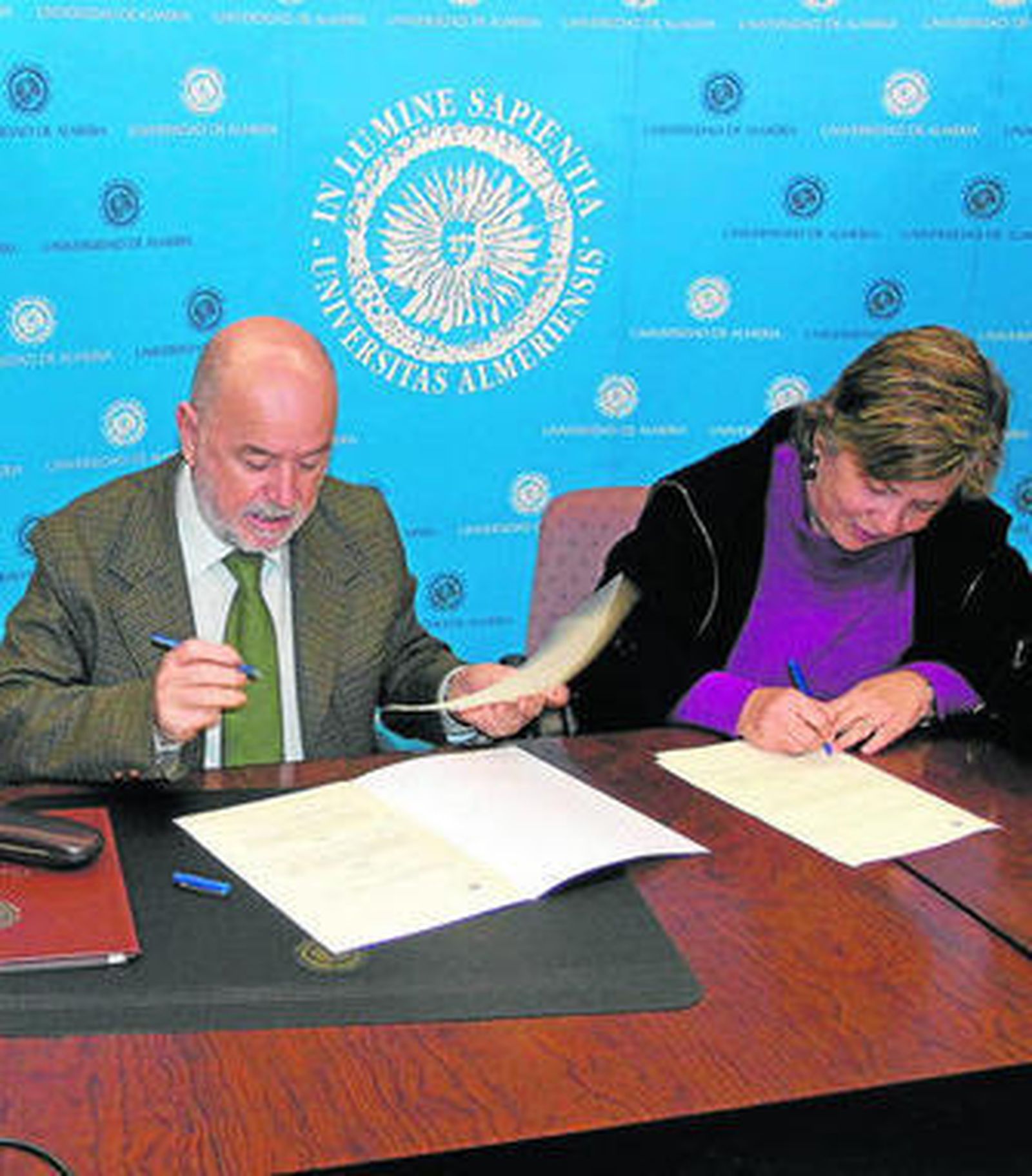 El rector de la UAL, Pedro Molina, y la presidenta de la Asociación Asperger Almería, Amparo García.