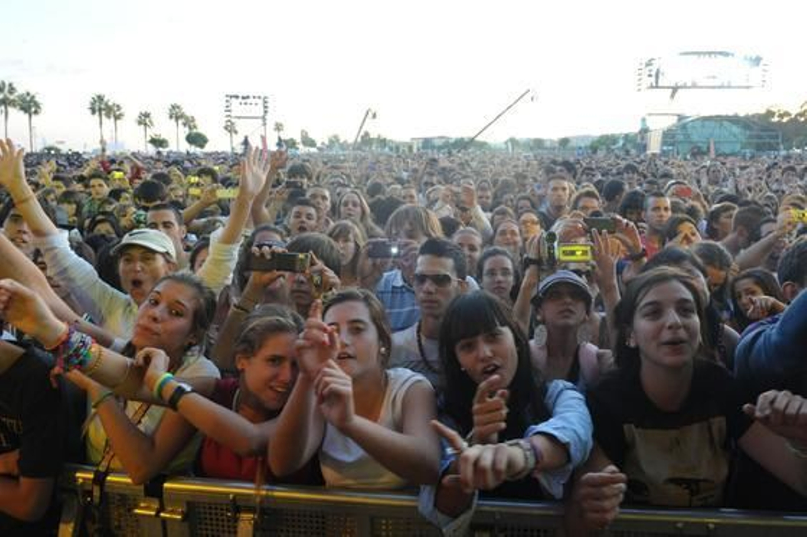 Miles de personas asisten al macroconcierto de la MTV en San Fernando. /Fotos: Rioja · Elías Pimentel