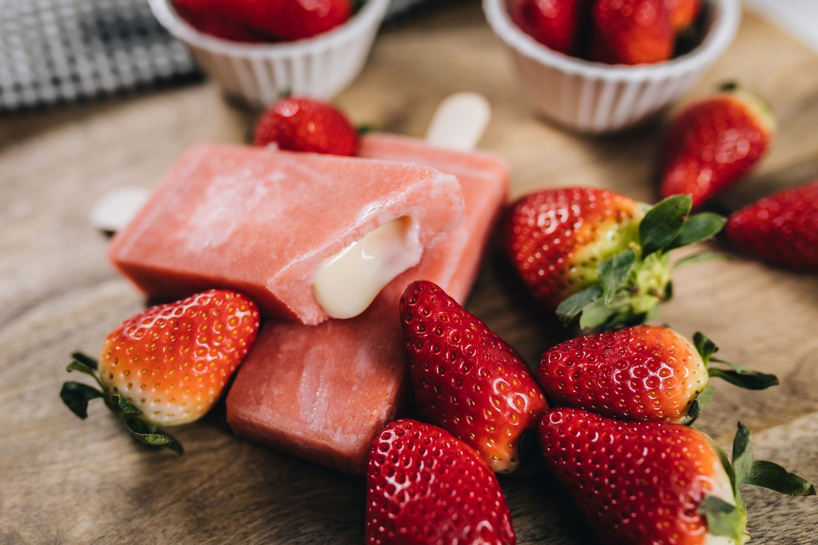 Palique de fresa relleno de leche condensada.