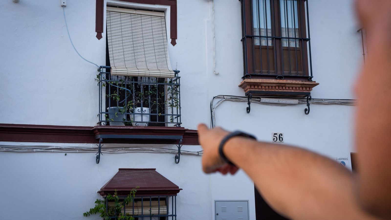 El balcón con el desagüe del aire acondicionado.