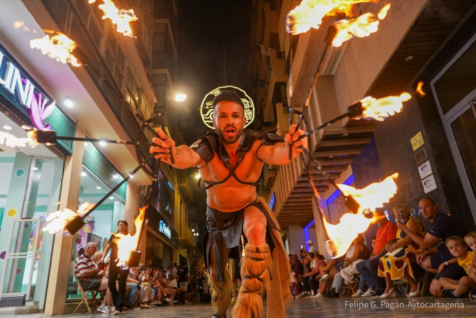 Así fue el paseo de la recreación de Cástulo de Linares por el desfile de Cartagena, en imágenes
