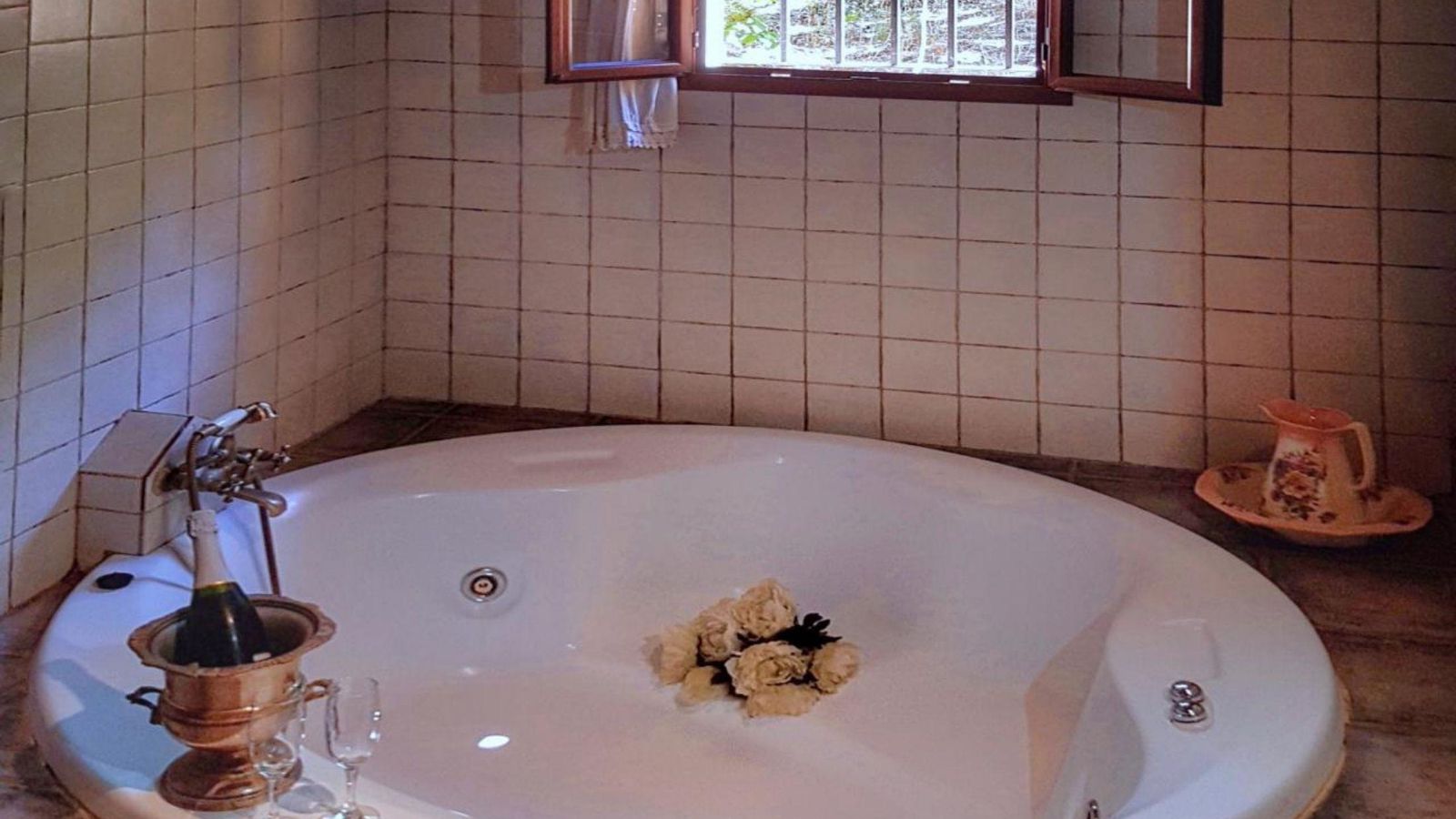 Una casa rural con jacuzzi privado y vistas a la Sierra de Aracena y Picos de Aroche