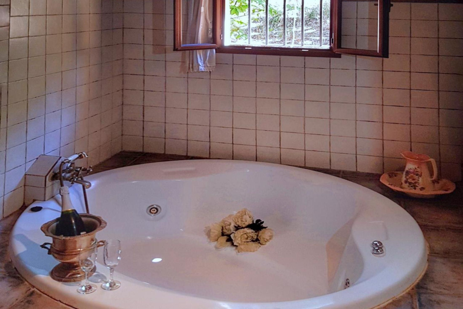 Una casa rural con jacuzzi privado y vistas a la Sierra de Aracena y Picos de Aroche