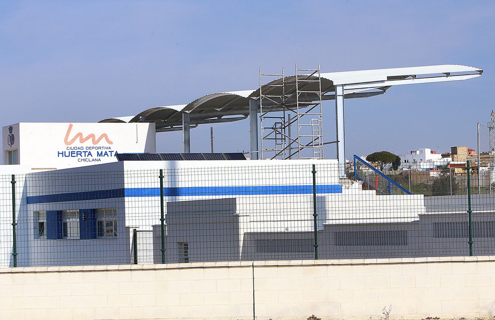 Vista de la nueva visera del graderío desde el exterior del campo.