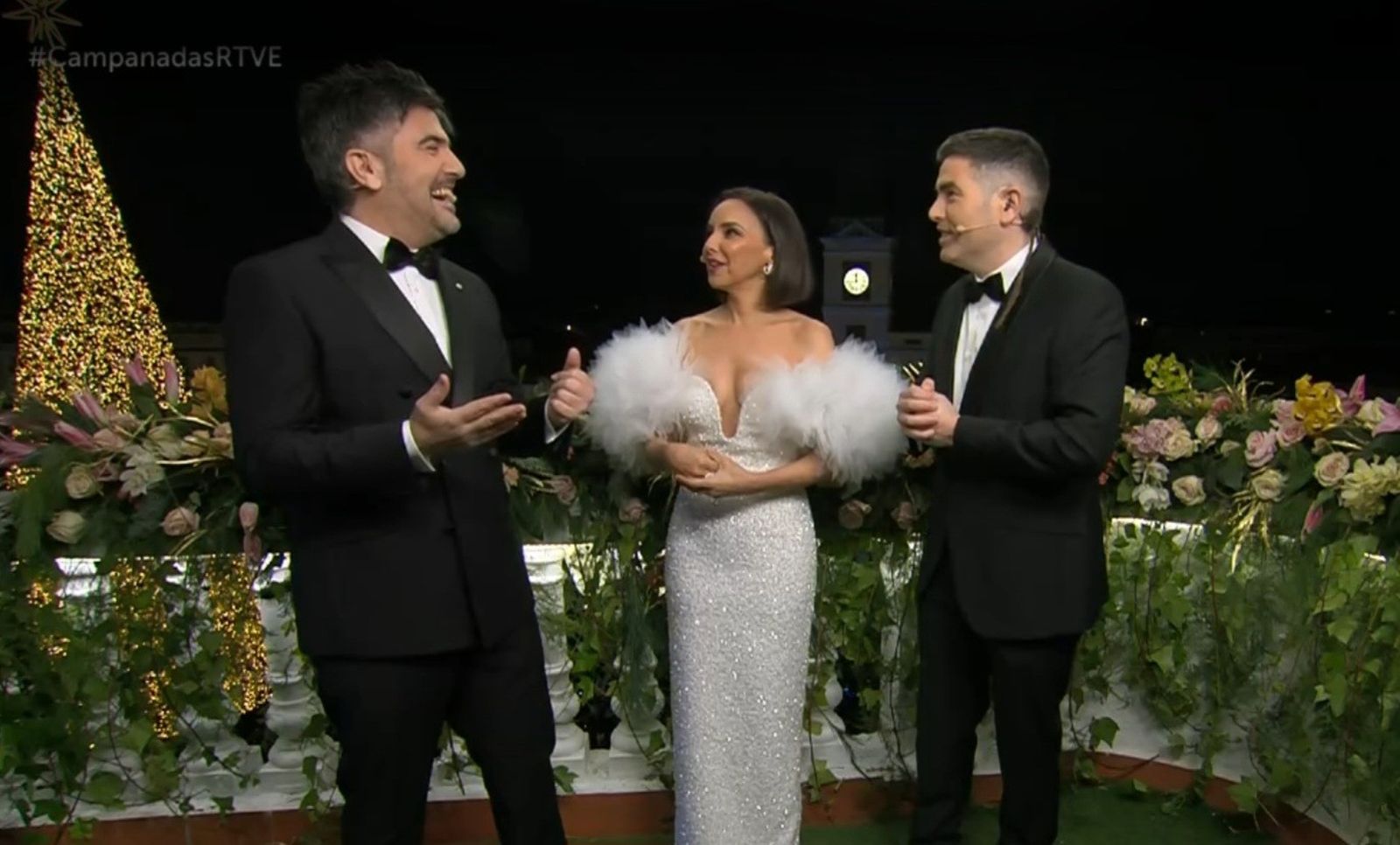 Los Estopa arropando a Chenoa en la Puerta del Sol