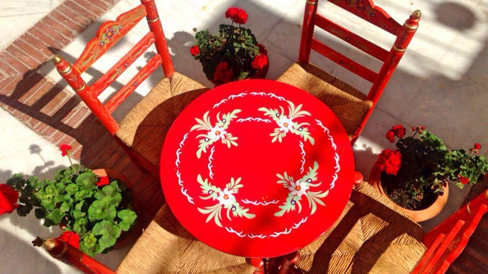 Mesa y sillas de enea, típicas de la Feria de Abril