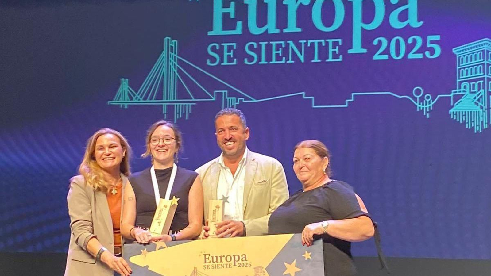 Los responsables municipales con el reconocimiento