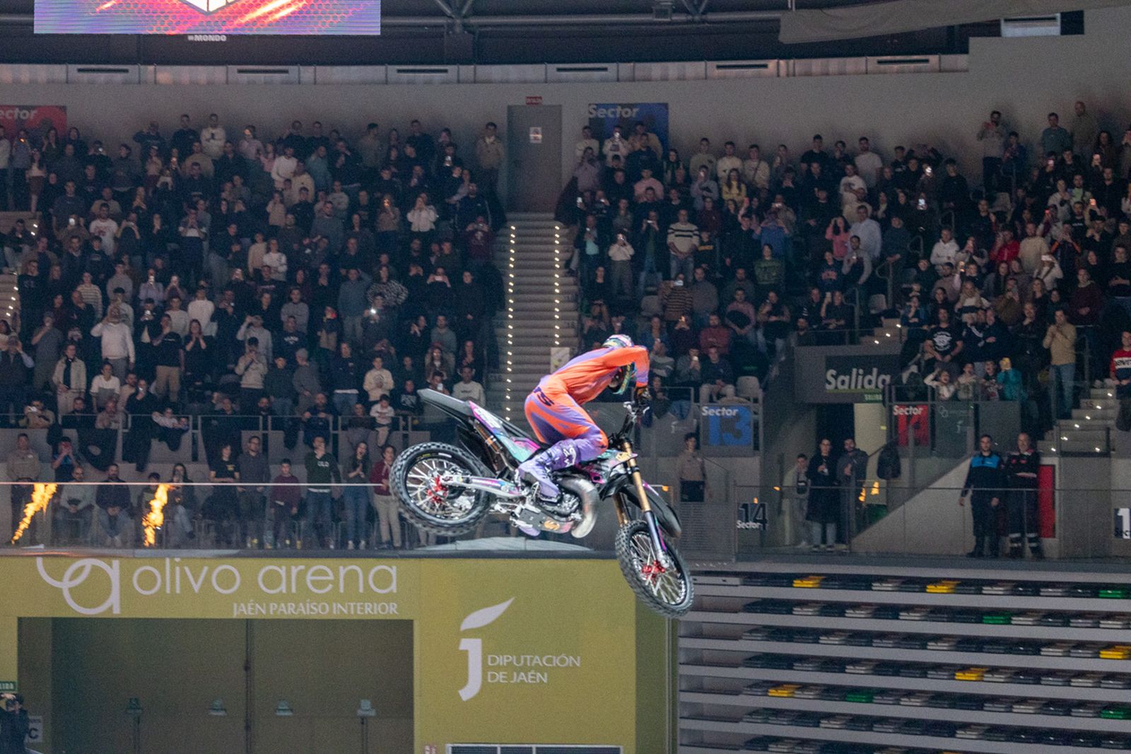 En imágenes: el Olivo Arena vibra con piruetas y motor en estado puro en el Soloflow Freestyle (1)
