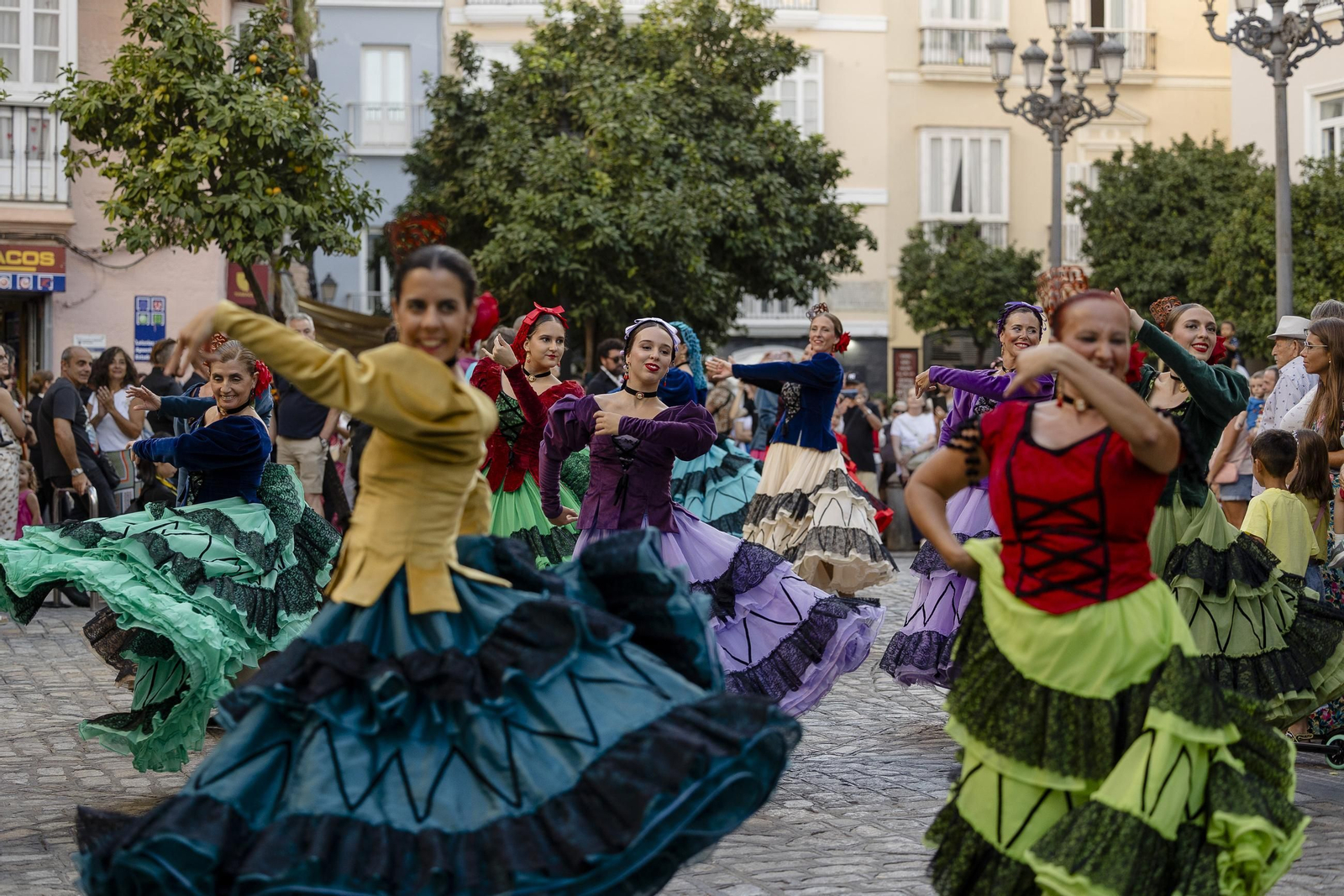 Las imágenes del desfile inaugural del XXX Festival de Folklore Ciudad de Cádiz
