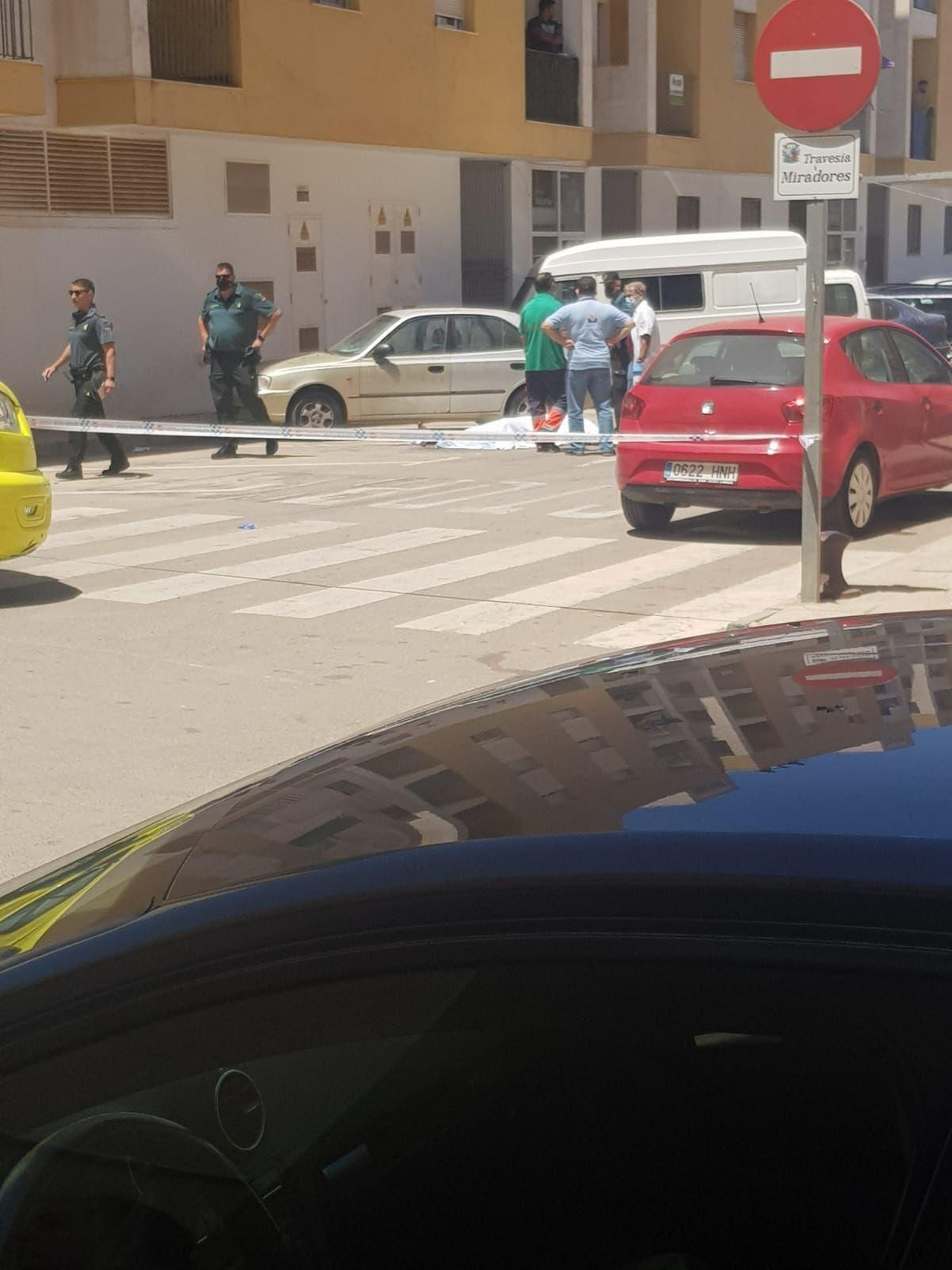 La víctima tendida sobre el asfalto.