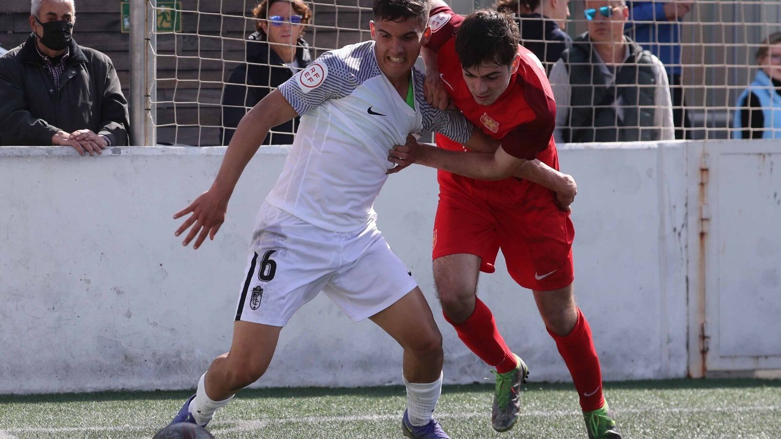 Disputa de balón entre Granada y Damm.