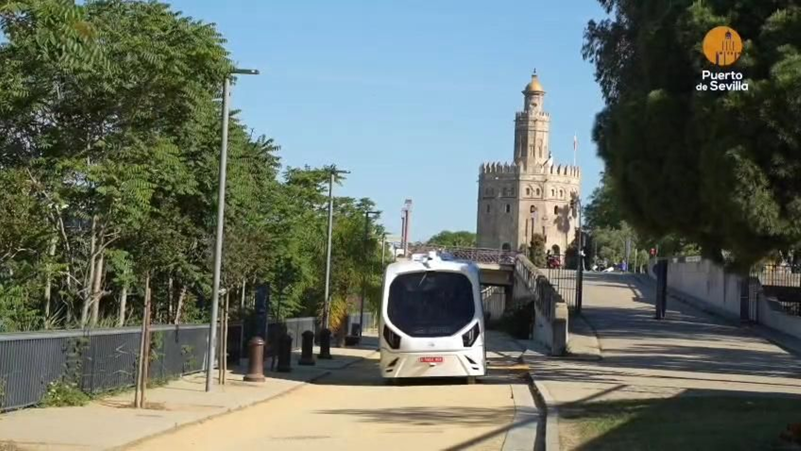 El Puerto de Sevilla presenta su lanzadera autónoma entre el acuario y la Torre del Oro