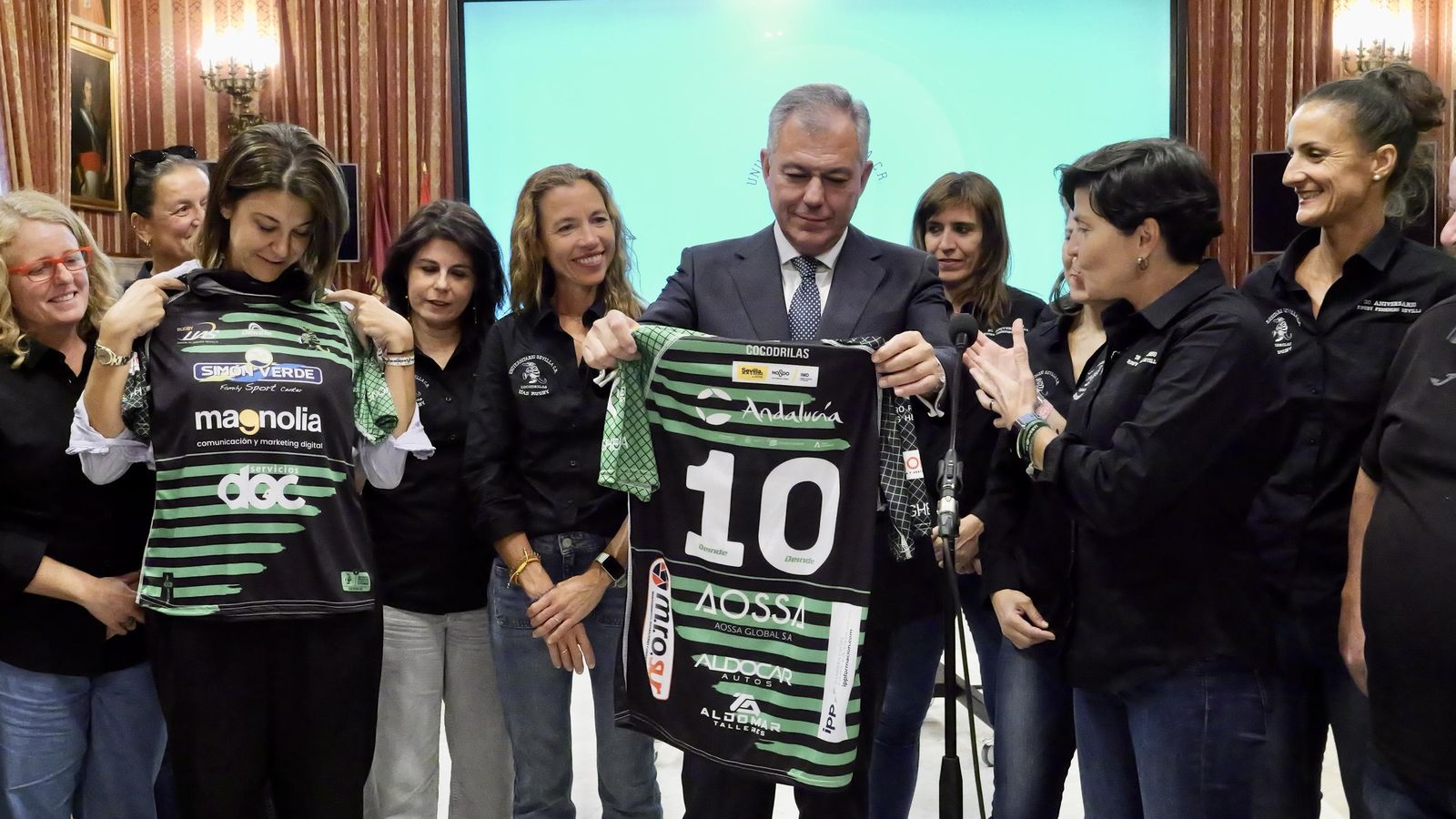 El alcalde contempla la camiseta del conjunto mairenero.