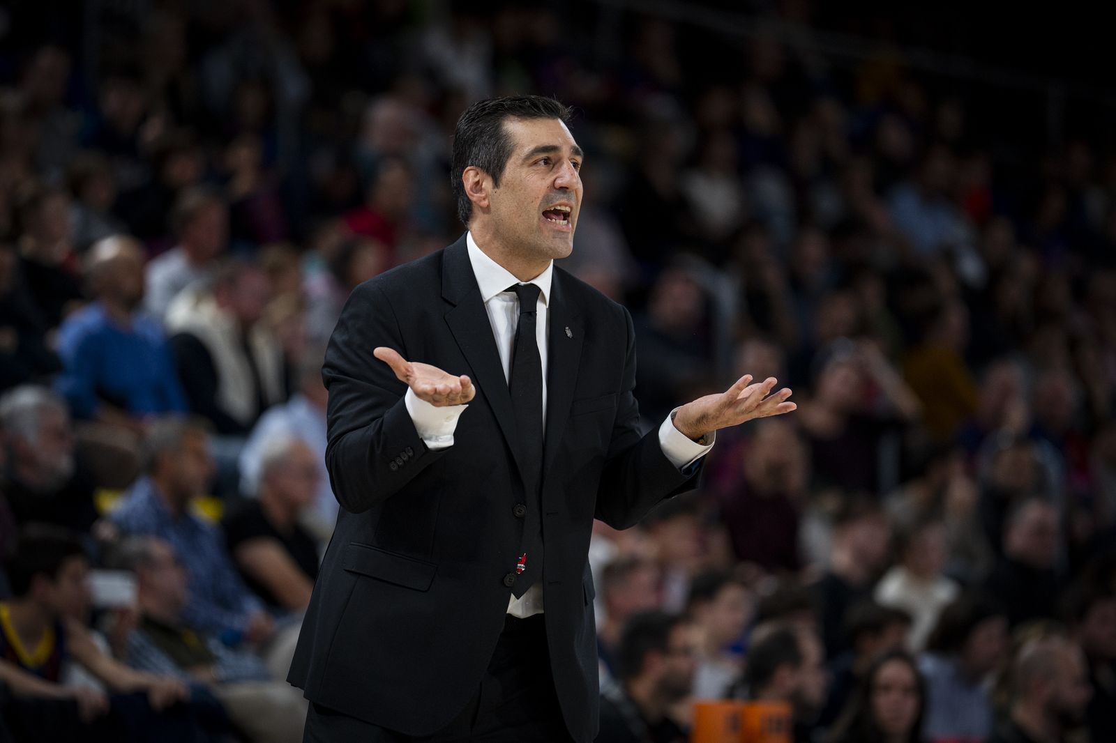 Pablo Pin se quejó en Barcelona a los árbitros en varias ocasiones.